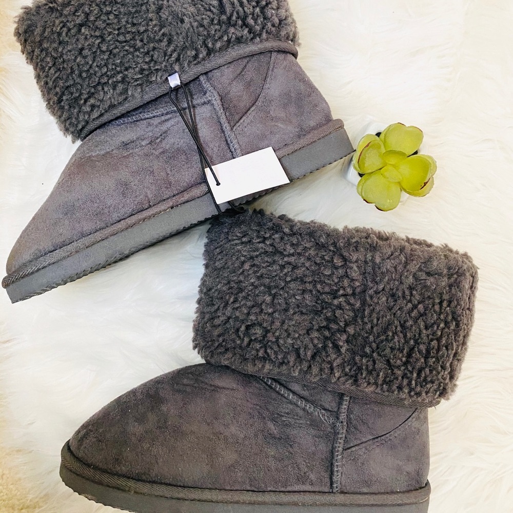 NWT gray fur boots